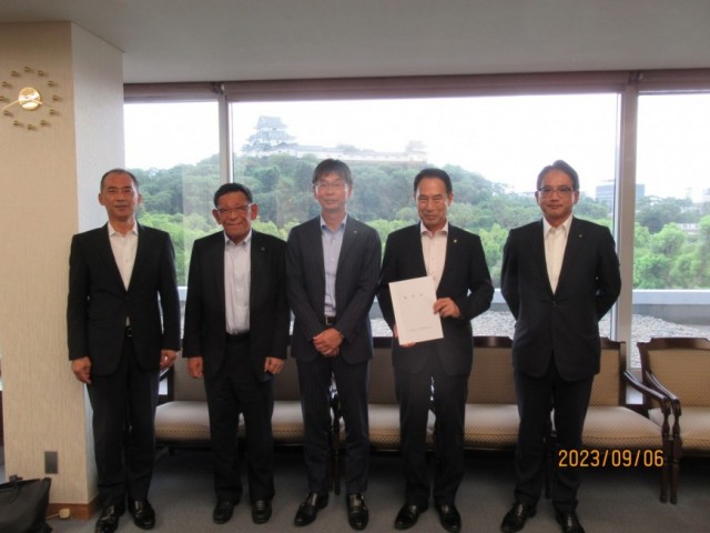 ◆和歌山市建設業協会の皆様（左から）田和総務院長、小池副会長、東会長、尾花市長、矢部副会長